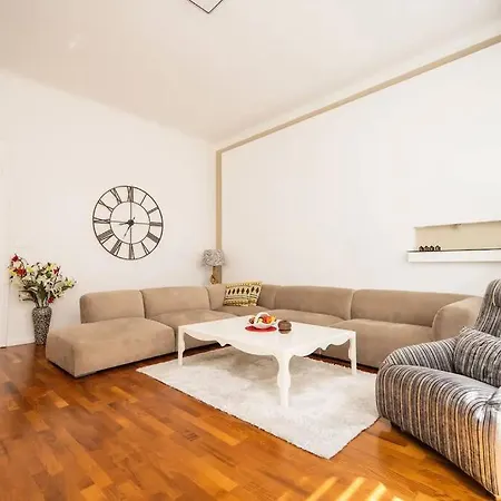 Lägenhet Luxury 2bdr In *